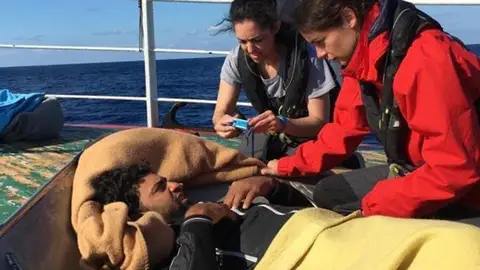 Uno de los inmigrantes a bordo del pesquero Uno de los inmigrantes a bordo del pesquero