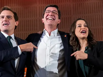 El candidato a la presidencia de la Junta por Ciudadanos, Juan Marín, junto a Rivera y Arrimadas El candidato a la presidencia de la Junta por Ciudadanos, Juan Marín, junto a Rivera y Arrimadas