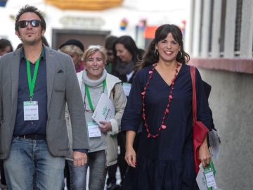 La candidata de Adelante Andalucía a la presidencia de la Junta de Andalucía, Teresa Rodríguez, junto a su pareja, el alcalde de Cádiz