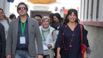La candidata de Adelante Andalucía a la presidencia de la Junta de Andalucía, Teresa Rodríguez, junto a su pareja, el alcalde de Cádiz