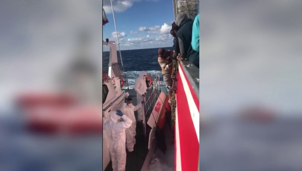 Los inmigrantes del pesquero 'Nuestra Madre Loreto' serán reubicados en España tras recibir asistencia médica