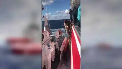Los inmigrantes del pesquero 'Nuestra Madre Loreto' serán reubicados en España tras recibir asistencia médica Los inmigrantes del pesquero 'Nuestra Madre Loreto' serán reubicados en España tras recibir asistencia médica