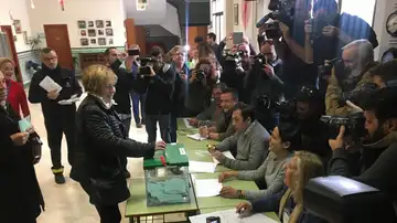 Celia Villalobos votando Celia Villalobos votando