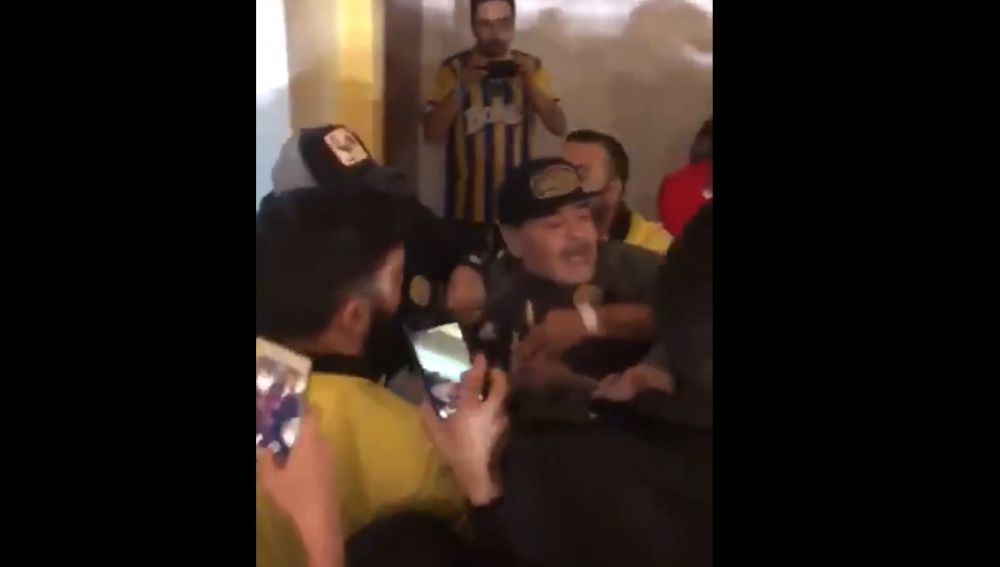 Maradona la emprende a golpes con algunos aficionados