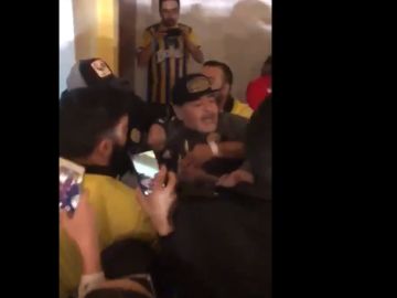 Maradona la emprende a golpes con algunos aficionados