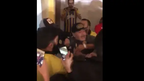 Maradona la emprende a golpes con algunos aficionados Maradona la emprende a golpes con algunos aficionados