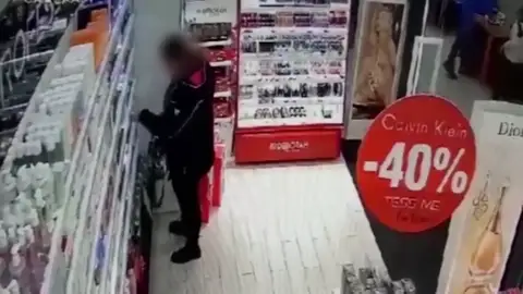 Dos mujeres son detenidas por robar cosméticos y tabaco Dos mujeres son detenidas por robar cosméticos y tabaco