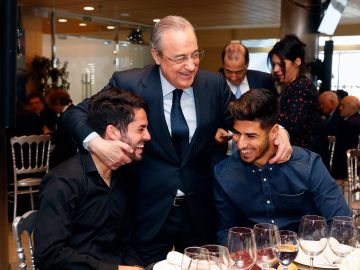 Florentino Pérez abraza a Isco y a Marco Asensio