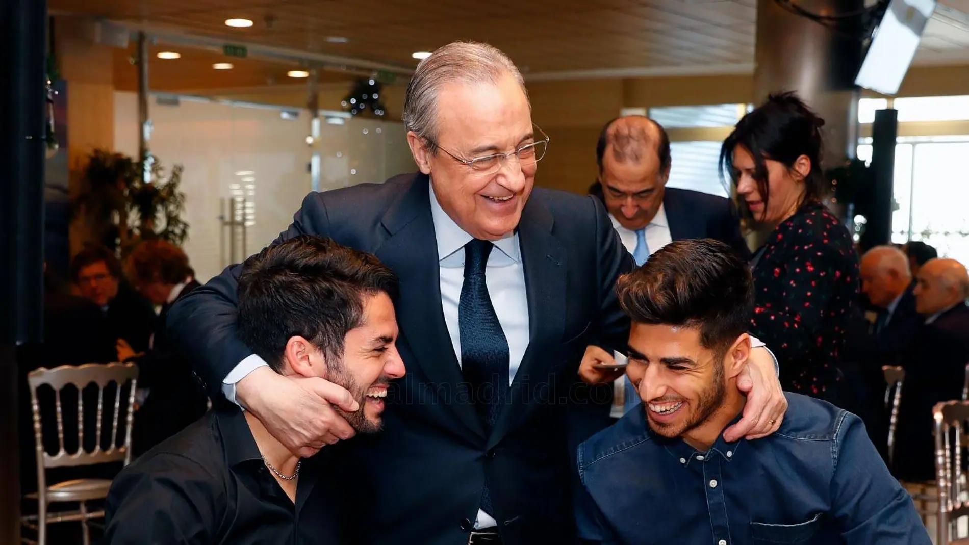 Florentino Pérez abraza a Isco y a Marco Asensio Florentino Pérez abraza a Isco y a Marco Asensio