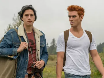 Cole Sprouse y KJ Apa en 'Riverdale' Cole Sprouse y KJ Apa en 'Riverdale'