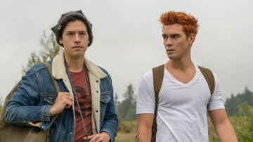 Cole Sprouse y KJ Apa en 'Riverdale'