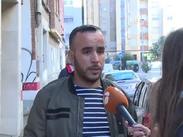Un hombre trepa por un edificio para salvar a una mujer que estaba siendo agredida por su pareja Un hombre trepa por un edificio para salvar a una mujer que estaba siendo agredida por su pareja