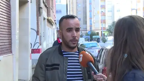 Un hombre trepa por un edificio para salvar a una mujer que estaba siendo agredida por su pareja Un hombre trepa por un edificio para salvar a una mujer que estaba siendo agredida por su pareja