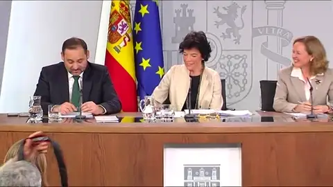 El gobierno, entre sonrisas, dice que espera poder decir "Happy New Year" en Moncloa El gobierno, entre sonrisas, dice que espera poder decir "Happy New Year" en Moncloa