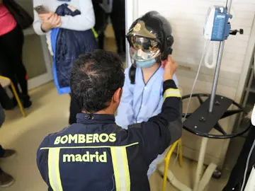 Un bombero con un niño ingresado en el Hospital La Paz Un bombero con un niño ingresado en el Hospital La Paz