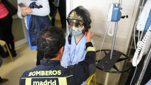 Un bombero con un niño ingresado en el Hospital La Paz Un bombero con un niño ingresado en el Hospital La Paz