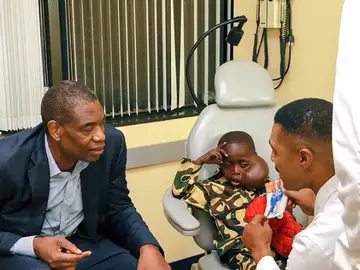 Mutombo, junto al joven congoleño Mutombo, junto al joven congoleño