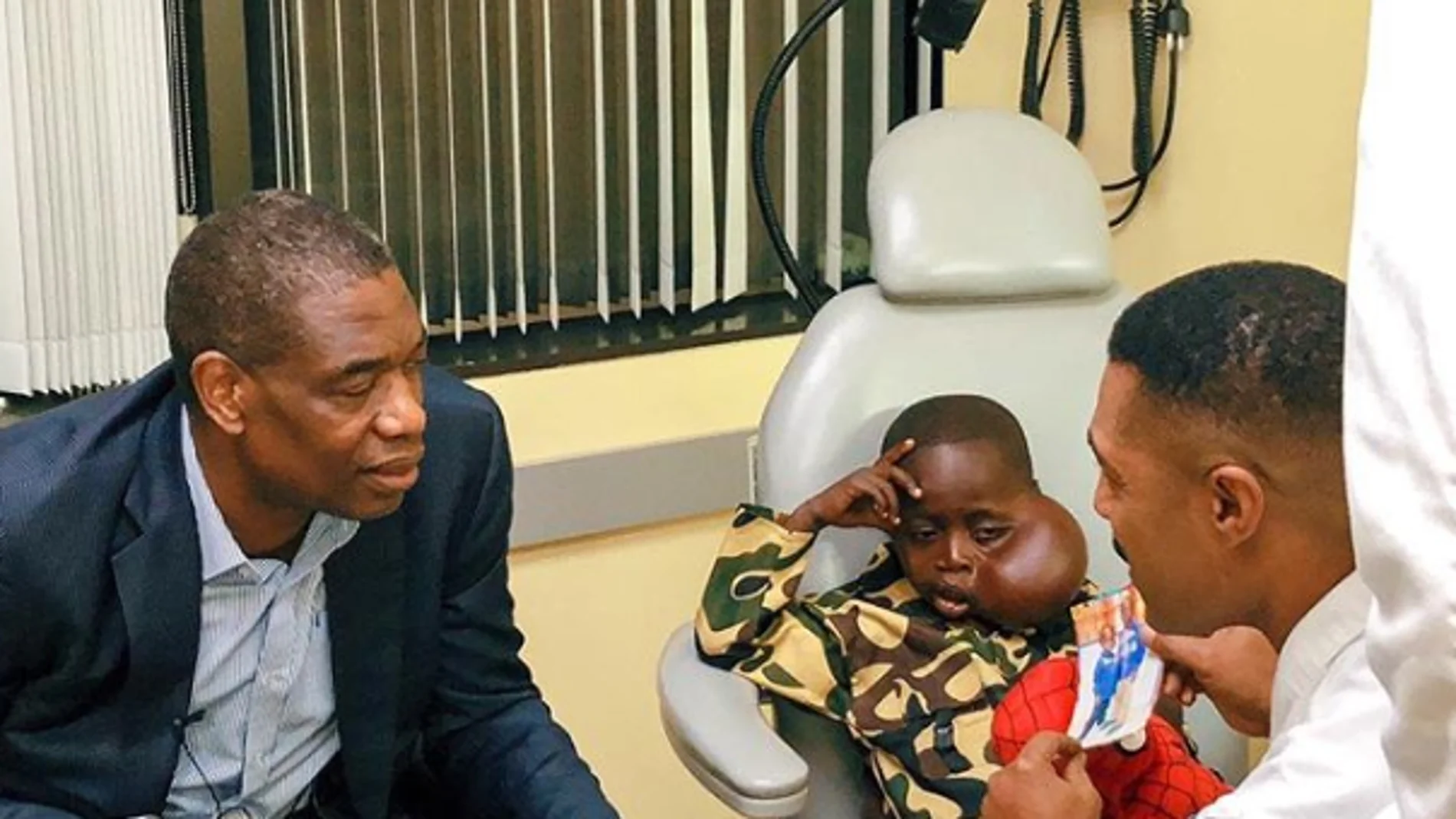Mutombo, junto al joven congoleño Mutombo, junto al joven congoleño