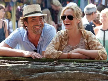 Javier Bardem y Julia Roberts en 'Come, Reza, Ama' Javier Bardem y Julia Roberts en 'Come, Reza, Ama'