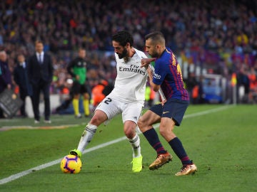 Isco protege el balón ante Jordi Alba