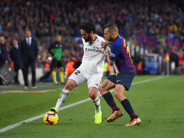 Isco protege el balón ante Jordi Alba Isco protege el balón ante Jordi Alba
