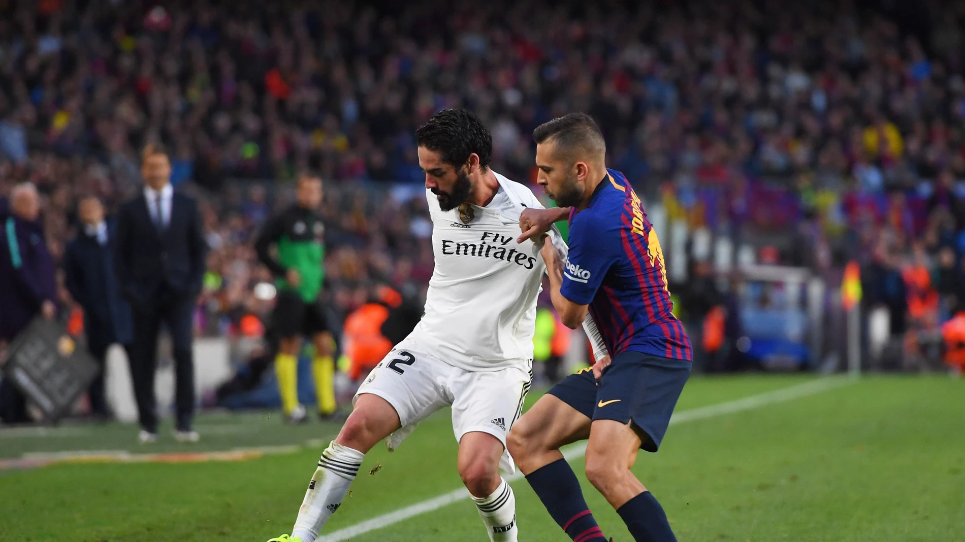 Isco protege el balón ante Jordi Alba Isco protege el balón ante Jordi Alba