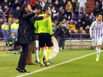 Simeone, en la banda ante el Valladolid Simeone, en la banda ante el Valladolid
