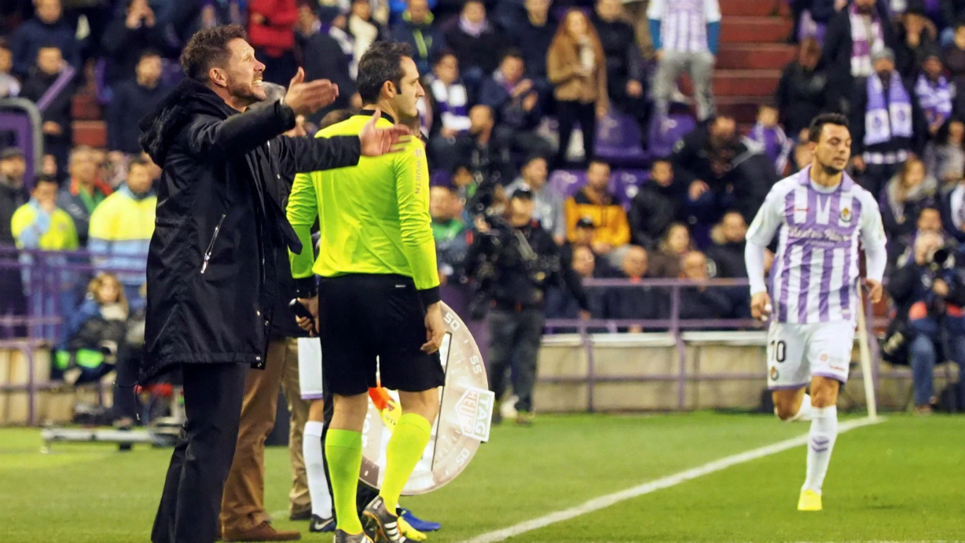 Simeone, en la banda ante el Valladolid Simeone, en la banda ante el Valladolid