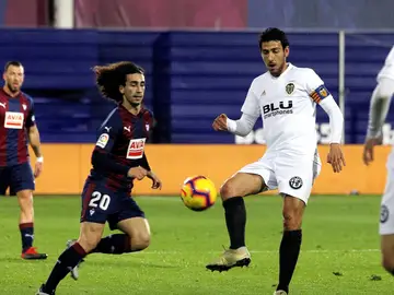Dani Parejo juega un balón ante Marc Cucurella Dani Parejo juega un balón ante Marc Cucurella
