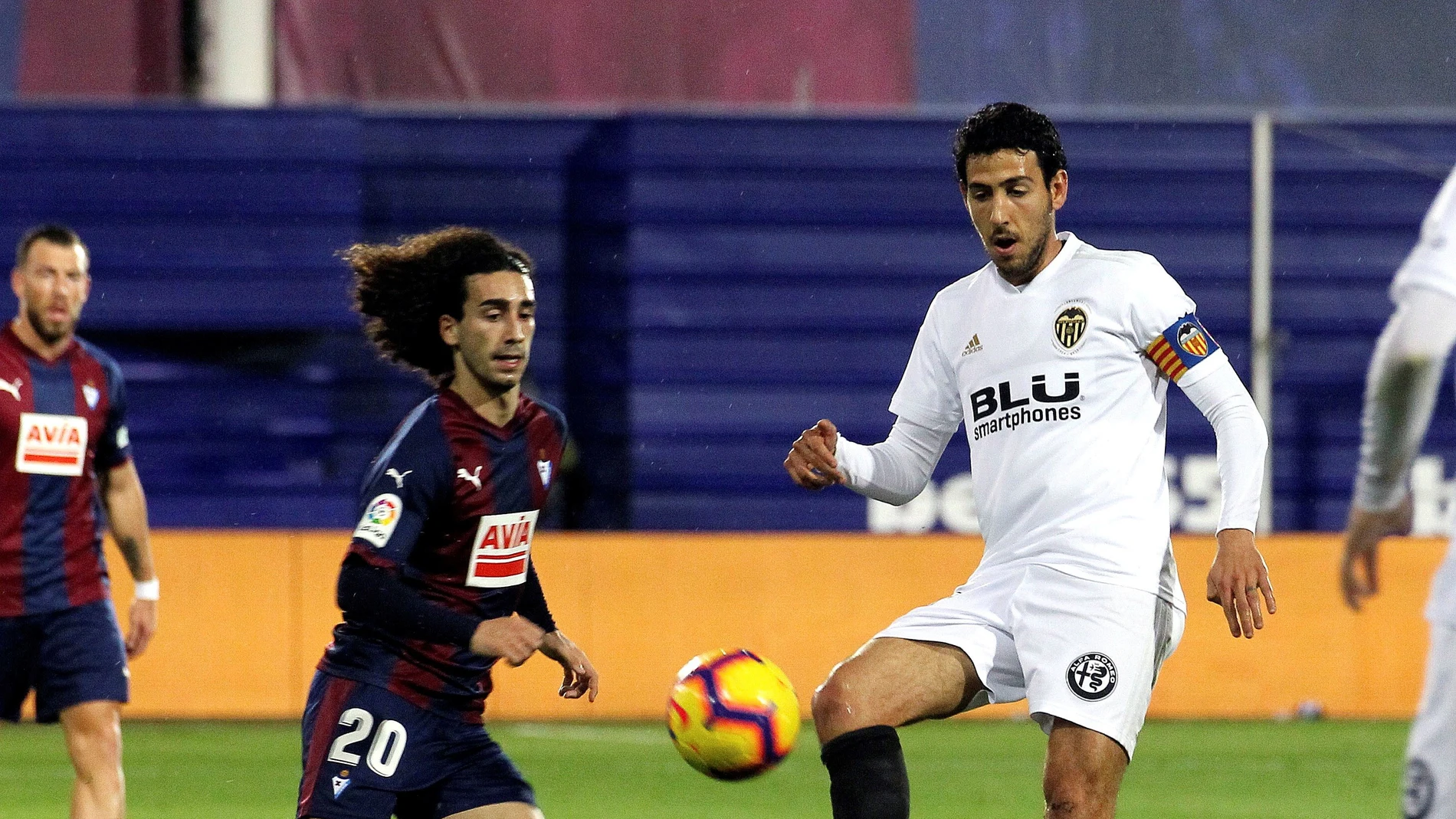 Dani Parejo juega un balón ante Marc Cucurella Dani Parejo juega un balón ante Marc Cucurella