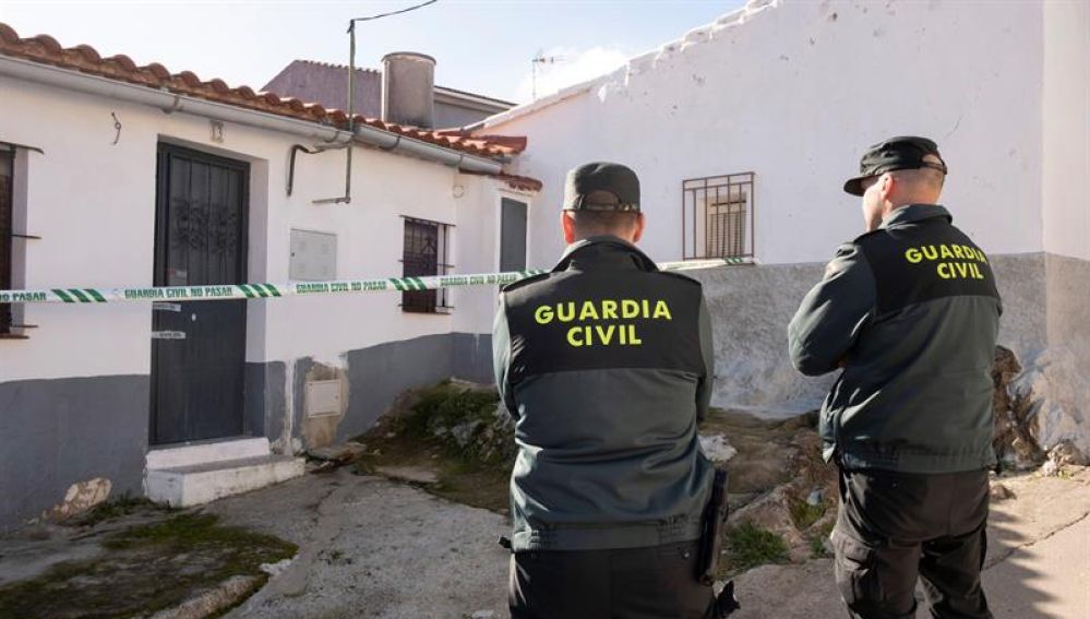 Dos agentes de la Guardia Civil