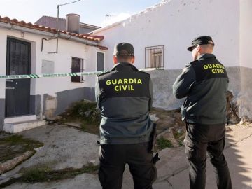 Dos agentes de la Guardia Civil