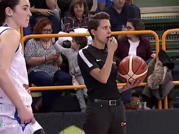 Histórico trío arbitral femenino en el baloncesto: "Sigue habiendo algunos insultos machistas, pero vamos a seguir" Histórico trío arbitral femenino en el baloncesto: "Sigue habiendo algunos insultos machistas, pero vamos a seguir"