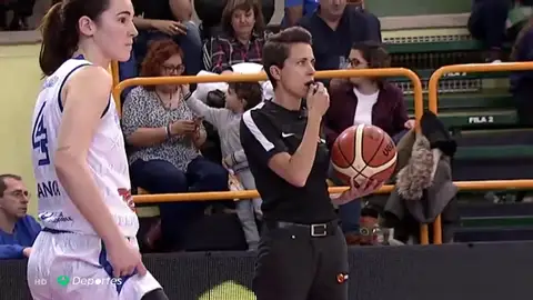 Histórico trío arbitral femenino en el baloncesto: "Sigue habiendo algunos insultos machistas, pero vamos a seguir" Histórico trío arbitral femenino en el baloncesto: "Sigue habiendo algunos insultos machistas, pero vamos a seguir"
