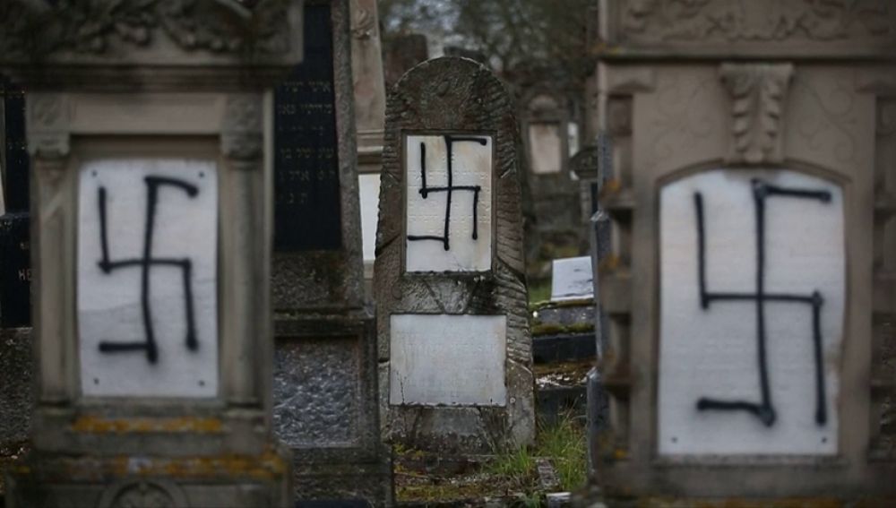 Un cementerio judío aparece con sus tumbas cubiertas de esvásticas