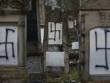 Un cementerio judío aparece con sus tumbas cubiertas de esvásticas Un cementerio judío aparece con sus tumbas cubiertas de esvásticas
