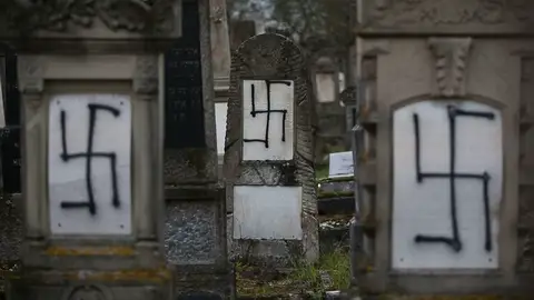 Un cementerio judío aparece con sus tumbas cubiertas de esvásticas Un cementerio judío aparece con sus tumbas cubiertas de esvásticas
