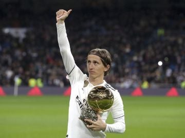 Luka Modric ofrece el Balón de Oro al Bernabéu