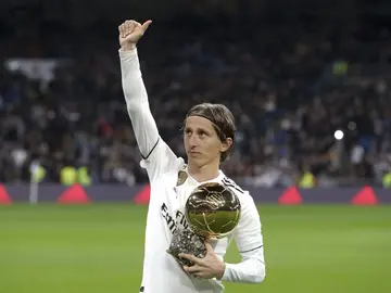 Luka Modric ofrece el Balón de Oro al Bernabéu Luka Modric ofrece el Balón de Oro al Bernabéu