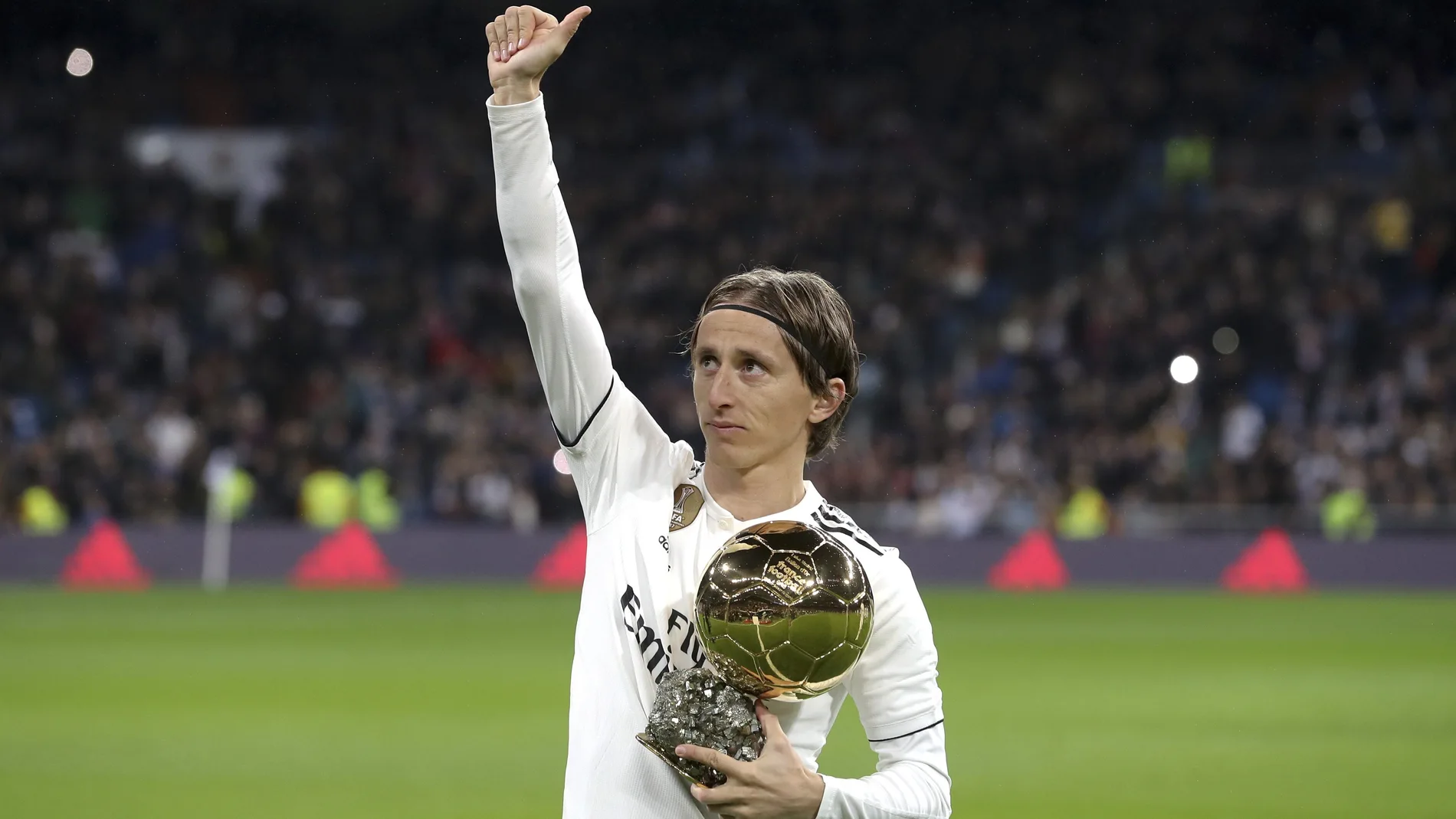 Luka Modric ofrece el Balón de Oro al Bernabéu Luka Modric ofrece el Balón de Oro al Bernabéu