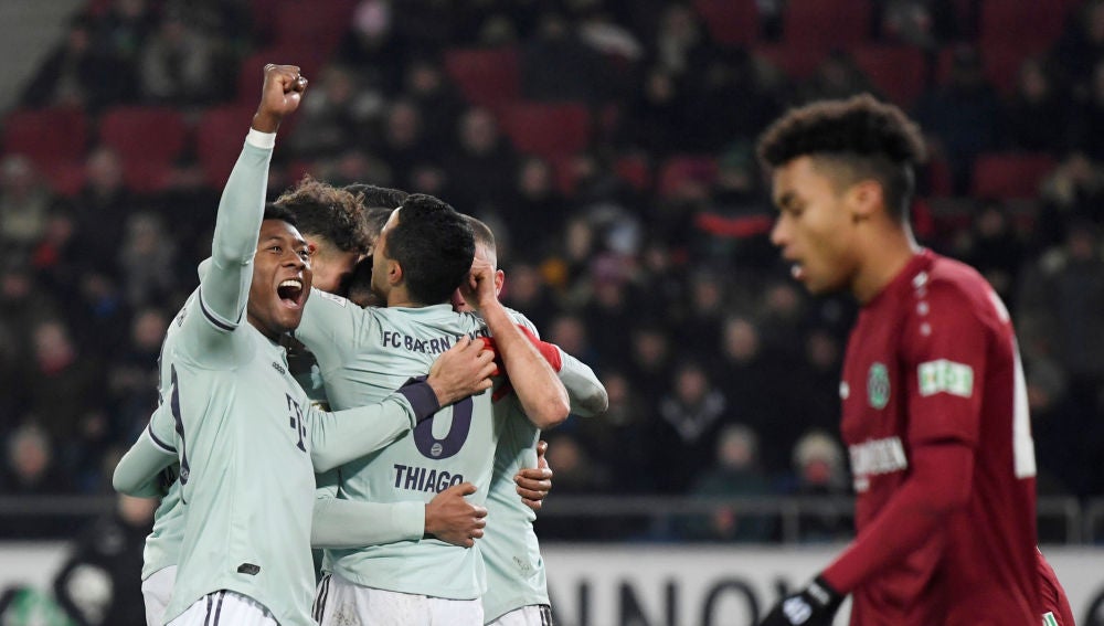 Los futbolistas del Bayern celebran un gol ante el Hannover