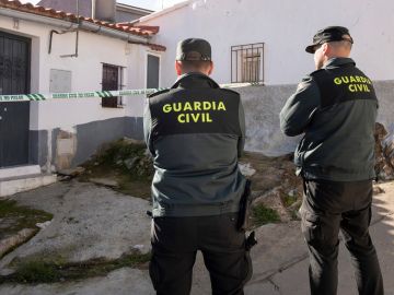 Efectivos de la Guardia Civil custodian la vivienda de la joven zamorana Laura Lelmo, desaparecida desde el miércoles