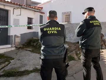Efectivos de la Guardia Civil custodian la vivienda de la joven zamorana Laura Lelmo, desaparecida desde el miércoles Efectivos de la Guardia Civil custodian la vivienda de la joven zamorana Laura Lelmo, desaparecida desde el miércoles