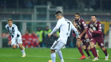 Cristiano Ronaldo anota de penalti ante el Torino