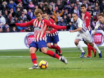 Griezmann golpea un balón Griezmann golpea un balón
