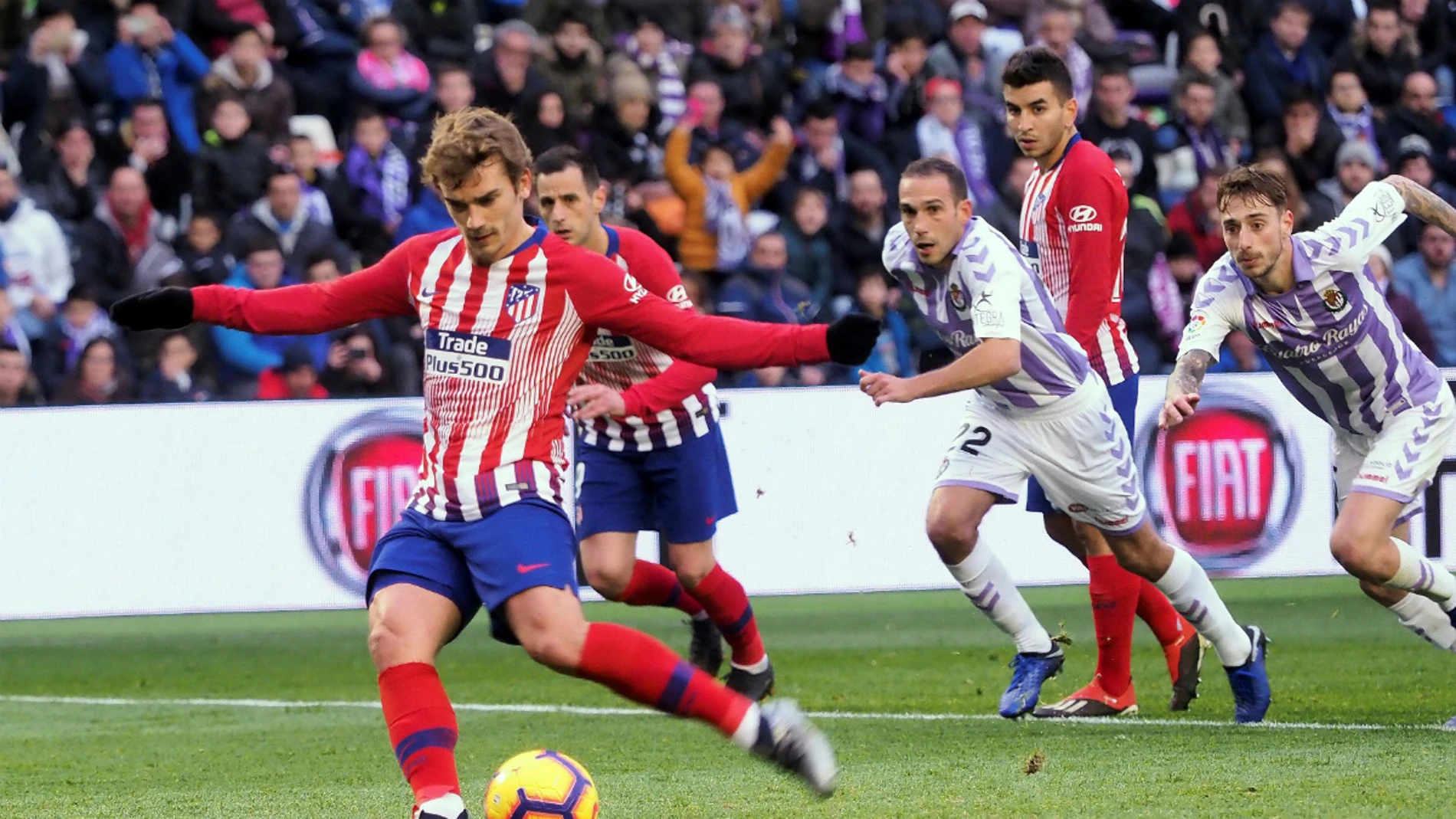 Griezmann golpea un balón Griezmann golpea un balón