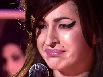 Mimi se derrumba nada más terminar su imitación de Amy Winehouse Mimi se derrumba nada más terminar su imitación de Amy Winehouse