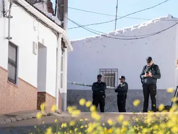 Efectivos de la Guardia Civil custodian la vivienda de la joven zamorana Laura Lelmo Efectivos de la Guardia Civil custodian la vivienda de la joven zamorana Laura Lelmo