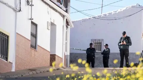 Efectivos de la Guardia Civil custodian la vivienda de la joven zamorana Laura Lelmo Efectivos de la Guardia Civil custodian la vivienda de la joven zamorana Laura Lelmo