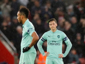 Mesut Özil y Pierre-Emerick Aubameyang se lamentan tras un gol del Southampton